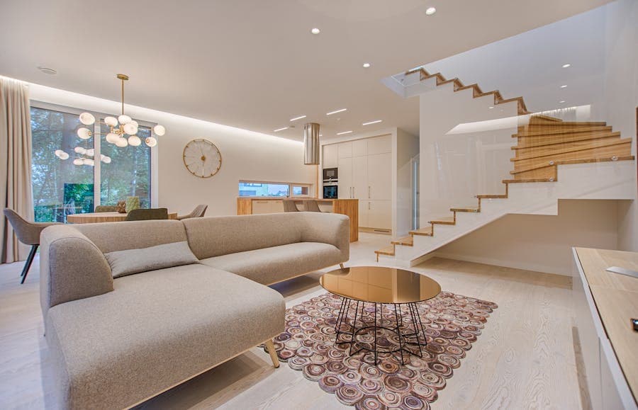 Sunny 3-bed apartment with lift & parking